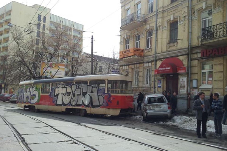 Трамвай на Дмитриевской сошел с рельсов и смял легковушку